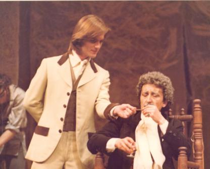 El viejo Serpujovskoi (Francisco Valladares) fumando