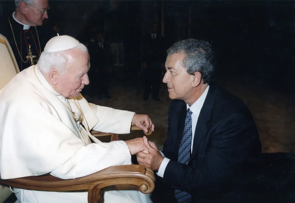 Recibiendo el reconocimiento del Papa Juan Pablo II