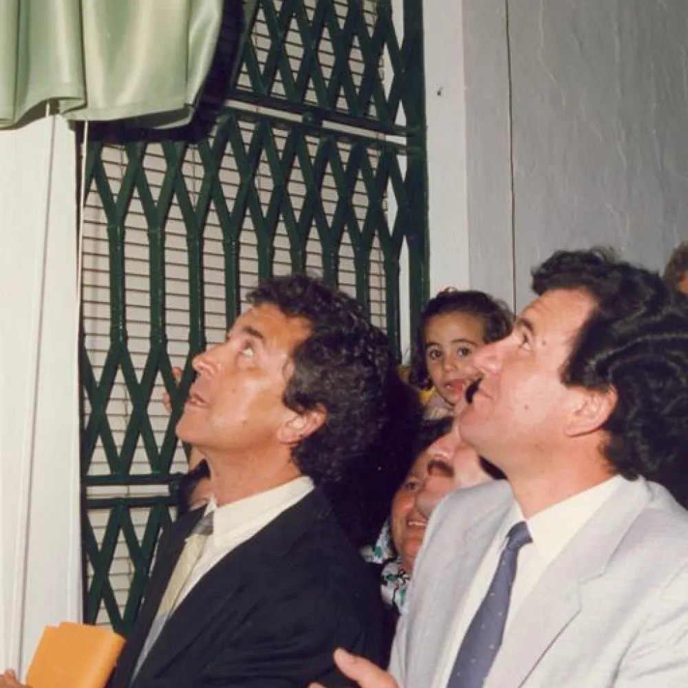 Francisco Valladares y el alcalde José Álvarez Cuesta descubriendo el nombre de la calle