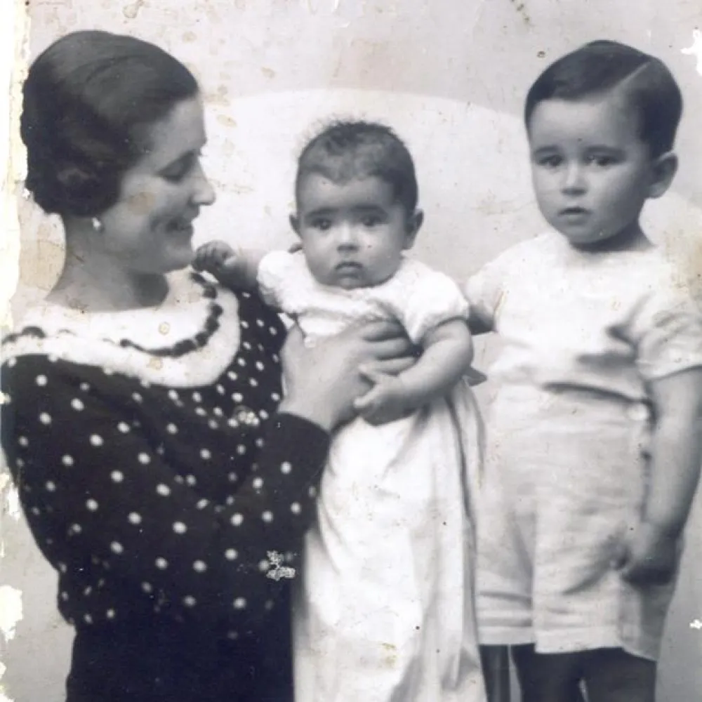 Con su madre y su hermana Inmaculada