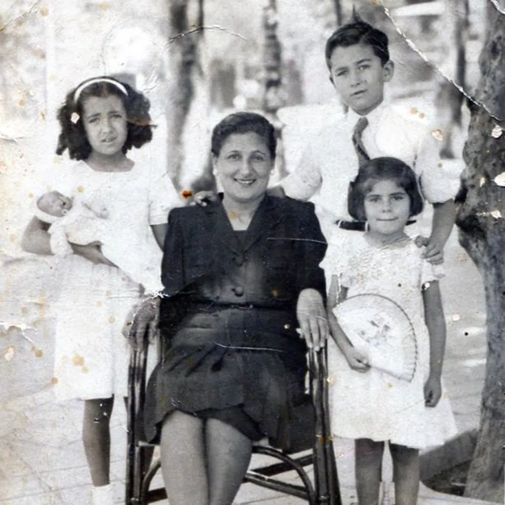 Con su tita Mari, su hermana y su prima Pilar