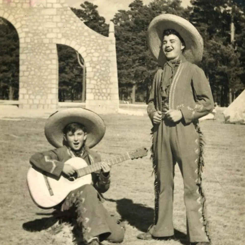 Paco con su guitarra - Campamento de verano