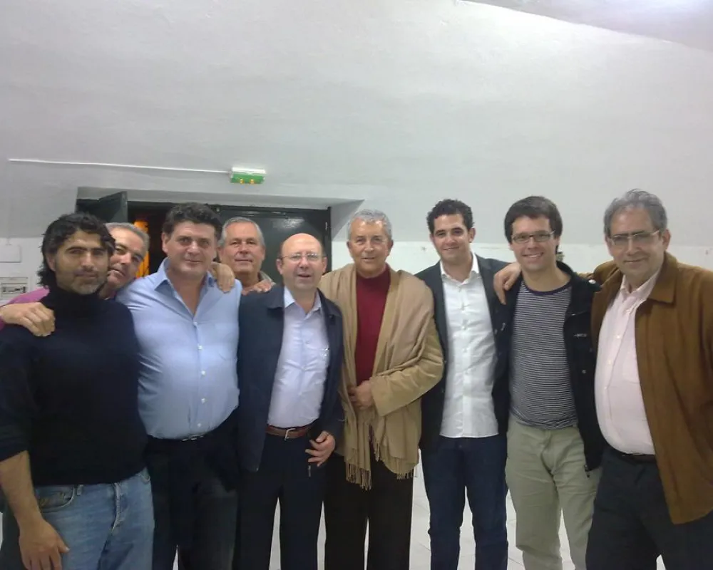 Jerónimo Castellet, director de la Asociación Teatral Paco Valladares y algunos de sus miembros