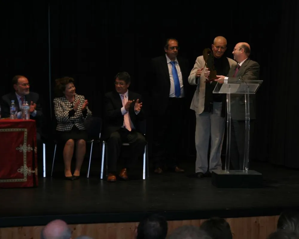 Jerónimo Castellet, director de la Compañía, hace entrega a Paco del Premio de la Asociación a toda su trayectoria. Pilas, 28 de noviembre de 2010