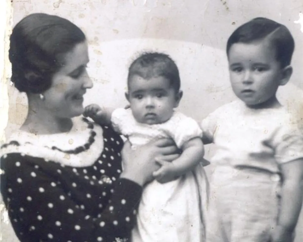 Con su madre y su hermana Inmaculada