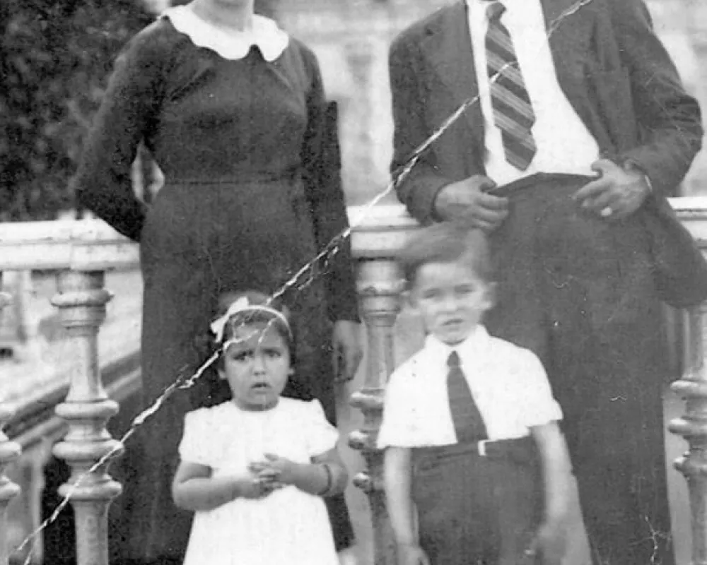 Con sus padres y su hermana en Sevilla