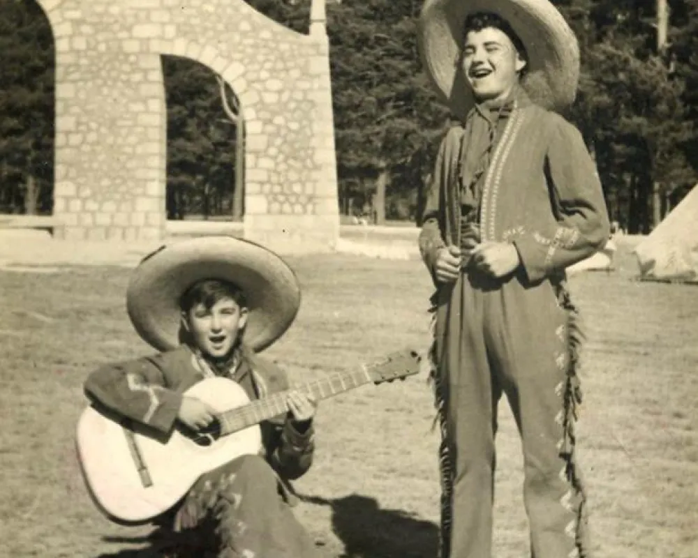 Paco con su guitarra - Campamento de verano