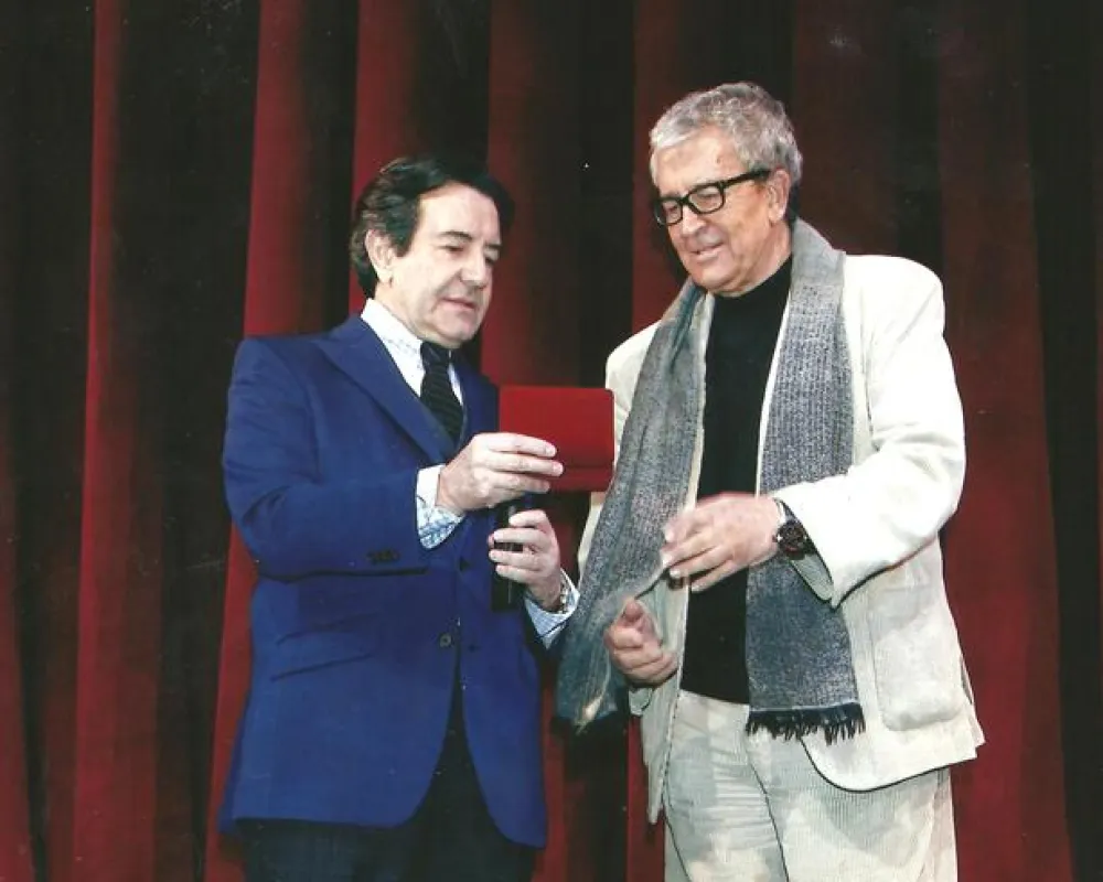 2012. El productor Enrique Cornejo le hace entrega de la Butaca de Plata en el Teatro Reina Victoria de Madrid.